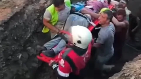 Göçük Altındaki İşçi Son Anda Kurtarıldı