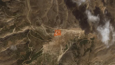 GÖKTÜRK objektifinden Anadolu. Dağlara işlenen Türk bayrakları ve Atatürk portresi görüntüleri