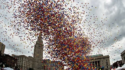 Gökyüzüne bırakılan 1,5 milyon balon felaketi beraberinde getirdi