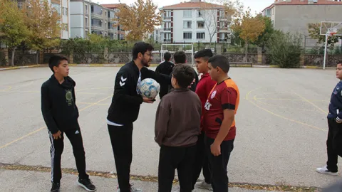 Görme engelli Abdülkadir, 11 yıl önce mezun olduğu ortaokula beden eğitimi öğretmeni oldu