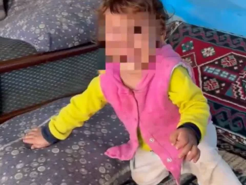 Anne babasının emanet ettiği bebeğe yaptıkları pes dedirtti: Görüntülere tepki yağdı - fotoğraf 2