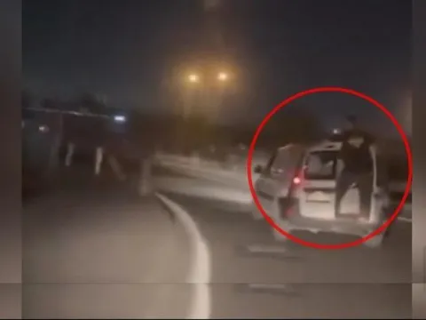 Başakşehir’de ilginç yolculuk! Açık bagajda araçtan sarktı - fotoğraf 2