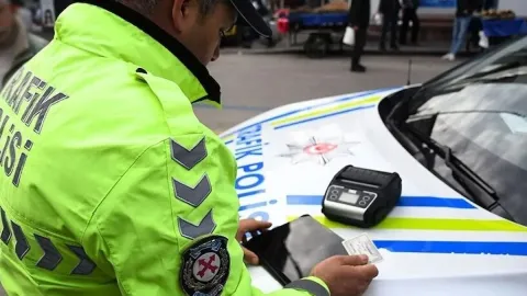 Granit plakalar yola düştü, TIR sürücüsüne ceza kesildi