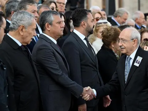 Yüzüne bile bakmadı! Cenaze töreninde buz gibi selamlaşma - fotoğraf 4