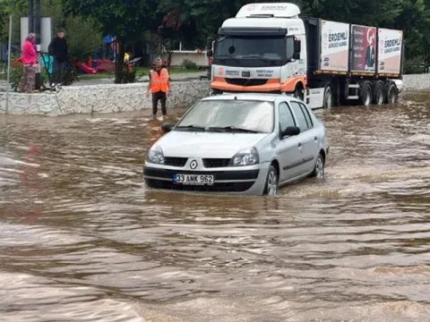 Mersin'i sağanak vurdu; Yollar göle döndü - fotoğraf 1