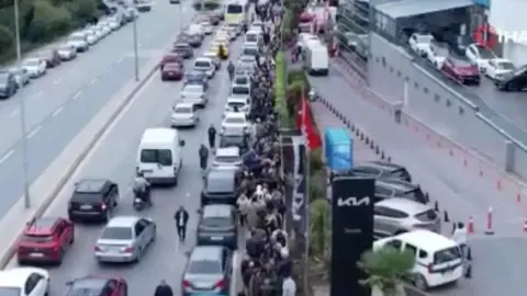 Gün ağarmadan metrelerce sıra oldu: 60 bin kişi indirim kuyruğuna girdi!
