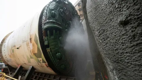 Günde 9 metre ilerleyerek yerin altını dolma gibi oyuyor