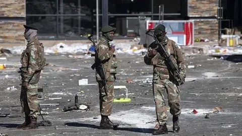Güney Afrika’da halk ayaklandı, ordu sokağa indi