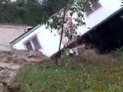Sakarya'da biri prefabrik biri de ahşap ev, sel sularına kapıldı - fotoğraf 5