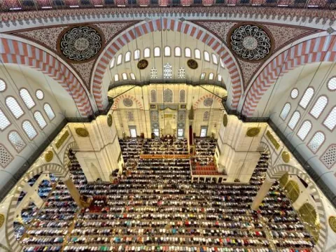 CUMA NAMAZI SAATLERİ 23 EKİM 2026: Bugün Cuma Namazı Saat Kaçta Kılınacak? Cuma Namazı Kaç Rekat, Nasıl Kılınır? Diyanet İl İl Cuma Namazı Vakitlerini Açıkladı! - fotoğraf 1