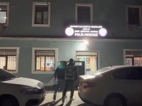 Trafikte kâbus! İçerisinde çocuk bulunan araca saldırdı, camı kırdı! - fotoğraf 1