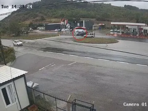 Otomobil ikiye bölündü! Kahreden kaza kamerada - fotoğraf 3