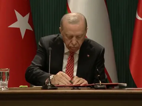 Cumhurbaşkanı Erdoğan ile Özbekistan Cumhurbaşkanı ortak basın açıklaması - fotoğraf 3