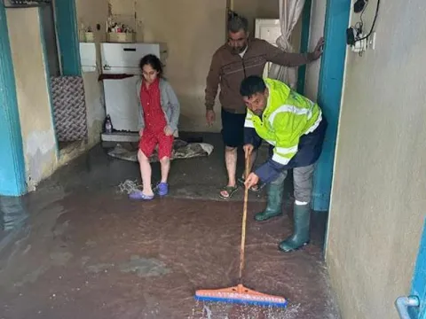 Mersin'i sağanak vurdu; Yollar göle döndü - fotoğraf 2