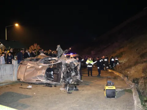 Erzurum’da feci kaza: 22 metrelik uçuruma yuvarlanan araçtan cesedi çıktı - fotoğraf 2