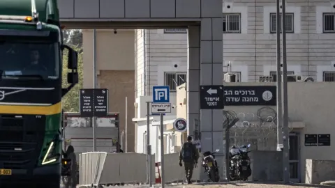 Haaretz: İsrail cezaevlerindeki Filistinli esirler açlığa, salgın hastalıklara ve sistematik işkenceye maruz kalıyor