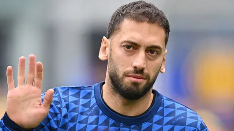 Hakan Çalhanoğlu'nu ezeli rakibe önerdi! Takımın çehresini değiştirir
