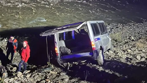 Hakkari’de göçmenleri taşıyan minibüs dereye yuvarlandı: 20 yaralı