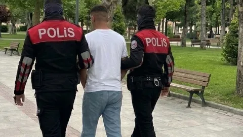 Hakkında 152 yıl kesinleşmiş hapis cezası bulunan 17 yaşındaki genç Manisa'da yakalandı
