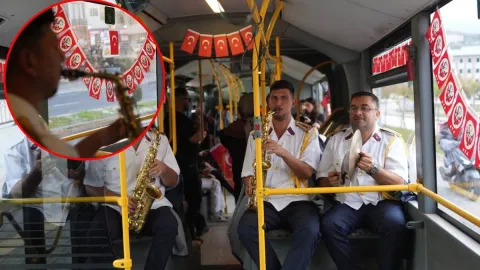 Halk otobüsünde yolcuları şoke eden Cumhuriyet Bayramı kutlaması!