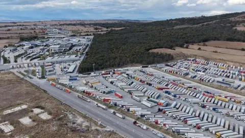 Hamzabeyli Sınır Kapısı'nda TIR kuyruğu 30 kilometreyi buldu