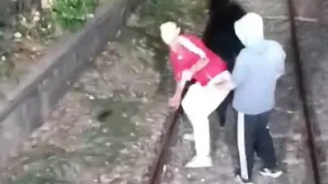 Hareket halindeki trenin önünü kestiler!