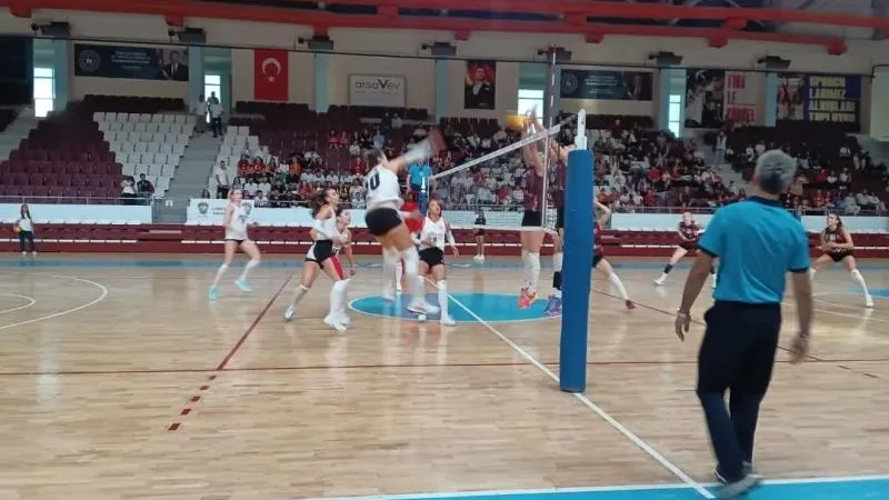 HATAY VOLEYBOLDA LİDERİ GEÇEMEDİ: 1-3