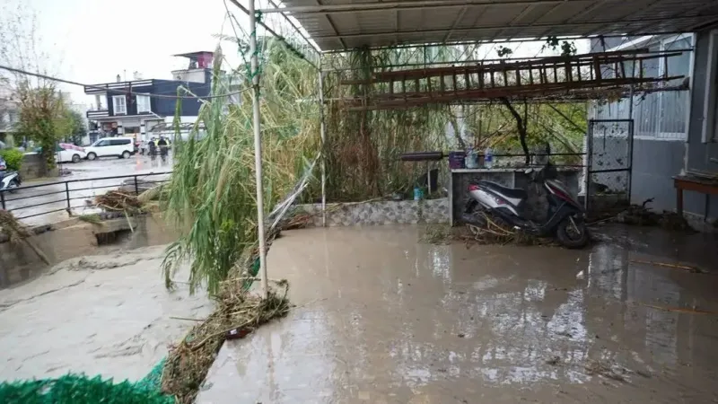 Hatay'da Aşırı Yağış Hayatı Felç Etti