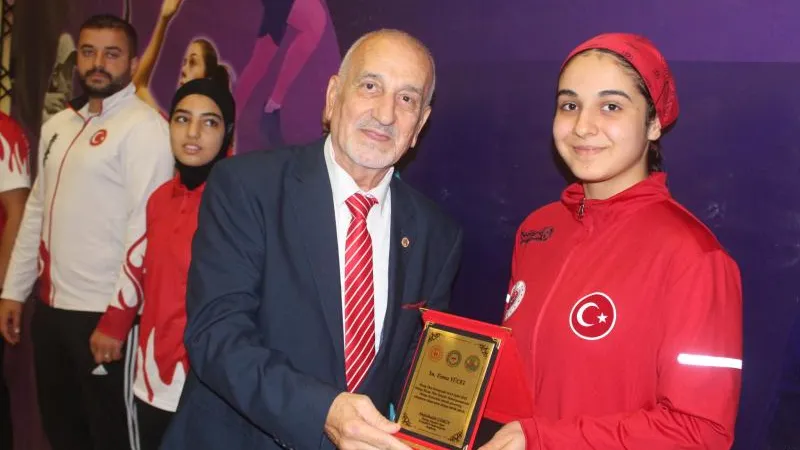 HATAY’DA BAŞARILI SPORCULARA ÖDÜL