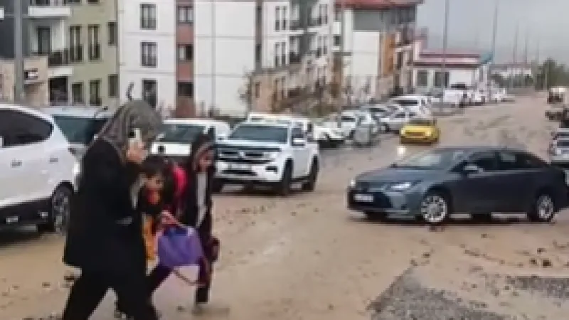 HATAY’DA ETKİLİ YAĞIŞ SARSTI