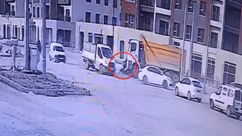 Hatay'da feci kaza saniye saniye kamerada: Hafriyat kamyonu çarptı, yola savrulup can verdi!