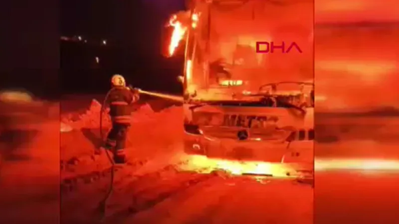 Hatay’da korkutan anlar: Seyir halindeki otobüs alev alev yandı