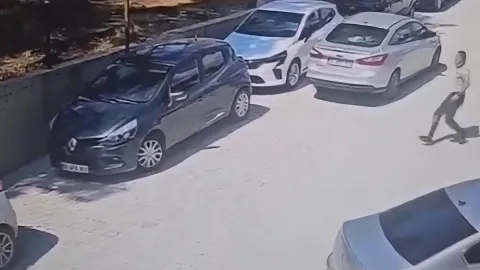 Hatay’da otomobil park yerinde hareket etti: Güvenlik görevlileri kazayı önledi