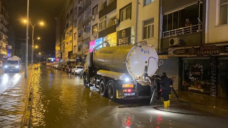 Hatay'da Sağanak Yağış Hayatı Felç Etti