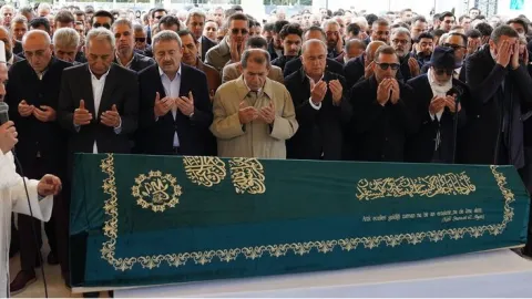 Hatipoğlu'nun babası son yolculuğuna uğurlandı!