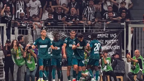 Hayatının hatasını yaptı! Futbolcuya su fırlatan taraftarı bin pişman ettiler