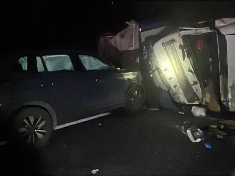 Gece yarısı facia: Karşı şeride geçen TIR otomobile çarptı - fotoğraf 2