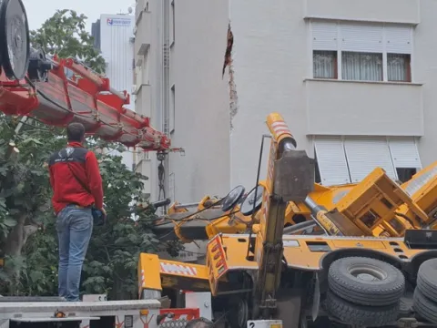 Kadıköy'de devrilen vinç 11 katlı binaya çarptı! Cadde trafiğe kapatıldı - fotoğraf 3