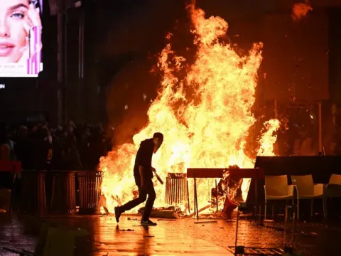 Protestolarla sarsılan Milano'da asker sokağa iniyor - fotoğraf 1