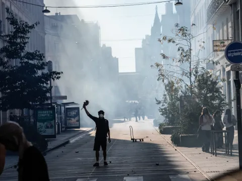 Fransa'da kriz büyüyor: Yüz binler sokağa indi, liseler tatil edildi! - fotoğraf 1