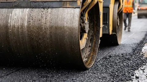 Hem su baskınlarını önlüyor hem sokakları serinletiyor: Asfalta rakip çıktı
