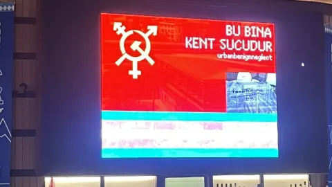 Her gün yüz binlerce kişinin geçtiği terminal Kadıköy'de tabelalar hacklendi