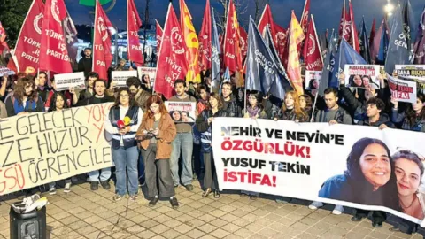 Her üniversiteye aynı pankart asılıyor