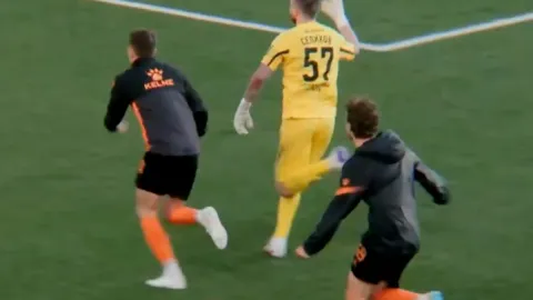 Herkes bu kaleciyi konuşuyor! Son dakikalarda frikikten müthiş gol attı