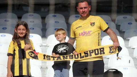 Herkes durup deplasmana gelen 3 kişilik aileyi izledi: Yüzlerce kişilik tribünde sadece onlar vardı