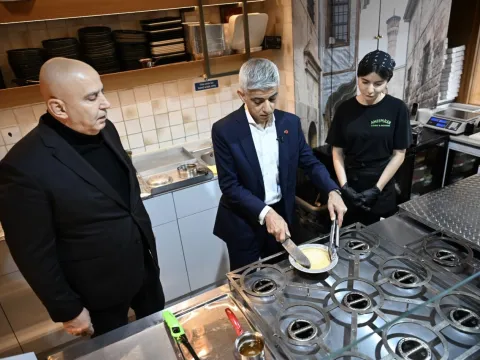 Londra Belediye Başkanı ocak başında künefe pişirdi: 'Başkanlık bitince bu işi yapacağım' - fotoğraf 2