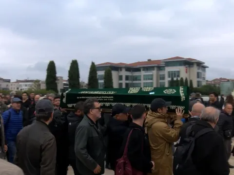 Cem Akaş son yolculuğuna uğurlandı: Bir annenin en acı vedası - fotoğraf 4