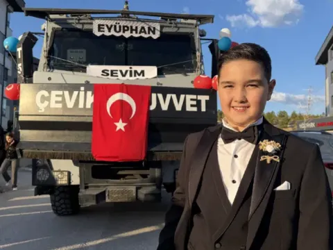 Şehit oğluna anlamlı hediye. Babasının adının verildiği TOMA sünnet arabası oldu - fotoğraf 1