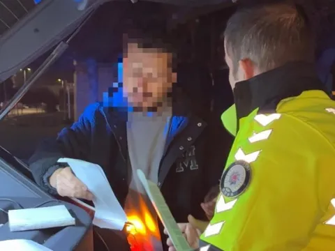 Direksiyon başında sızıp kaldılar: 1,84 promille yakalandı, polise 'sıkıntı çıkarırım' dedi - fotoğraf 5
