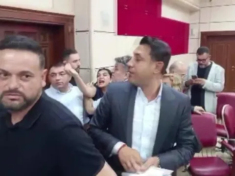 Yüreğir Belediye Meclisi'nde 'satılık' tartışması! CHP'li üyeler birbirine girdi - fotoğraf 1